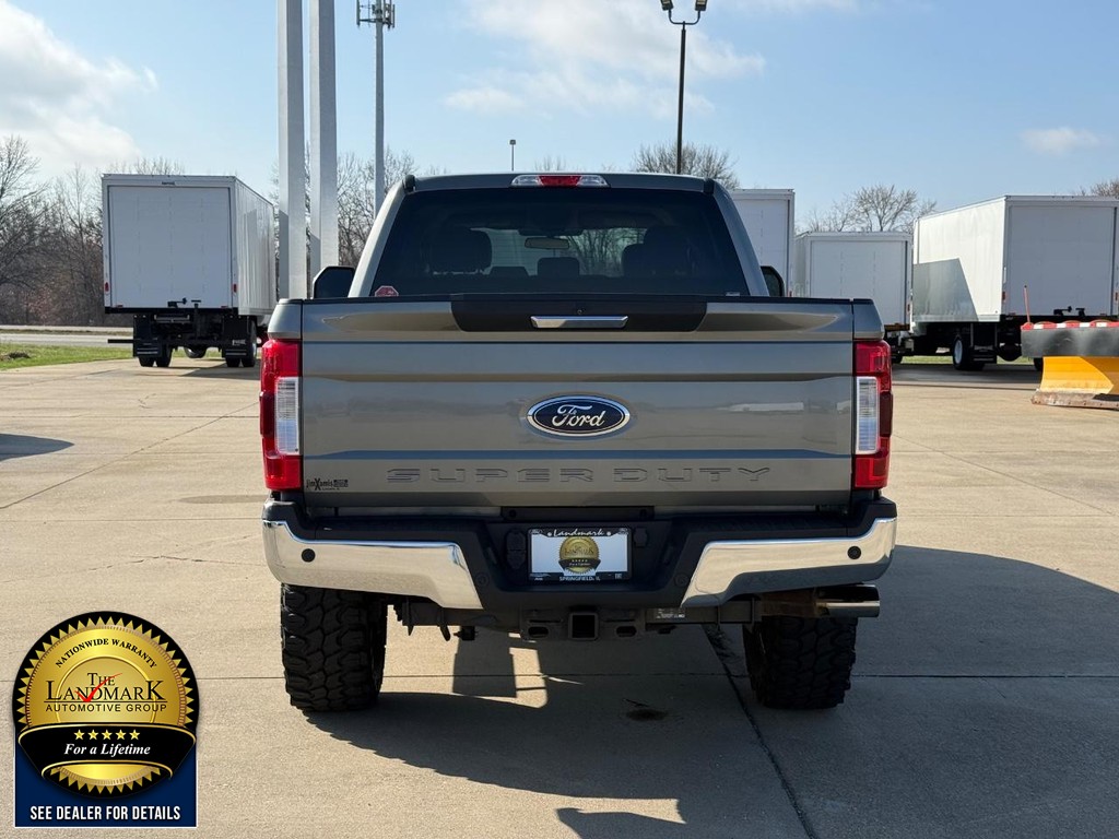 Ford Super Duty F-250 SRW Vehicle Full-screen Gallery Image 6