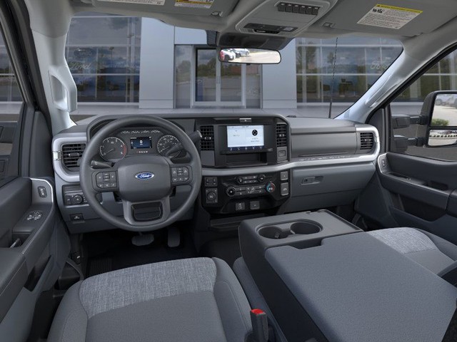 Ford F-450SD Vehicle Full-screen Gallery Image 9