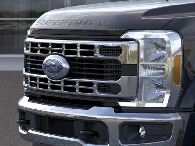 Ford F-450SD Vehicle Full-screen Gallery Image 17
