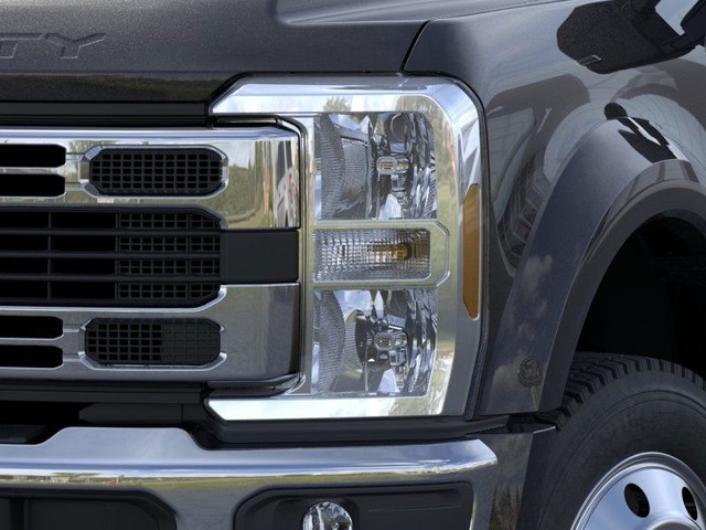 Ford F-450SD Vehicle Full-screen Gallery Image 18