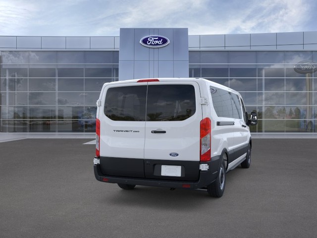 Ford Transit-250 Vehicle Full-screen Gallery Image 8