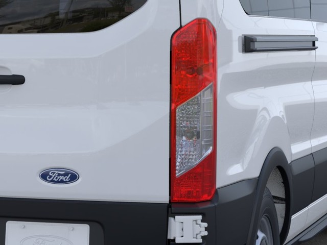 Ford Transit-250 Vehicle Full-screen Gallery Image 21