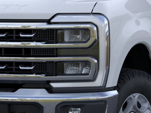 Ford F-250SD Vehicle Full-screen Gallery Image 18