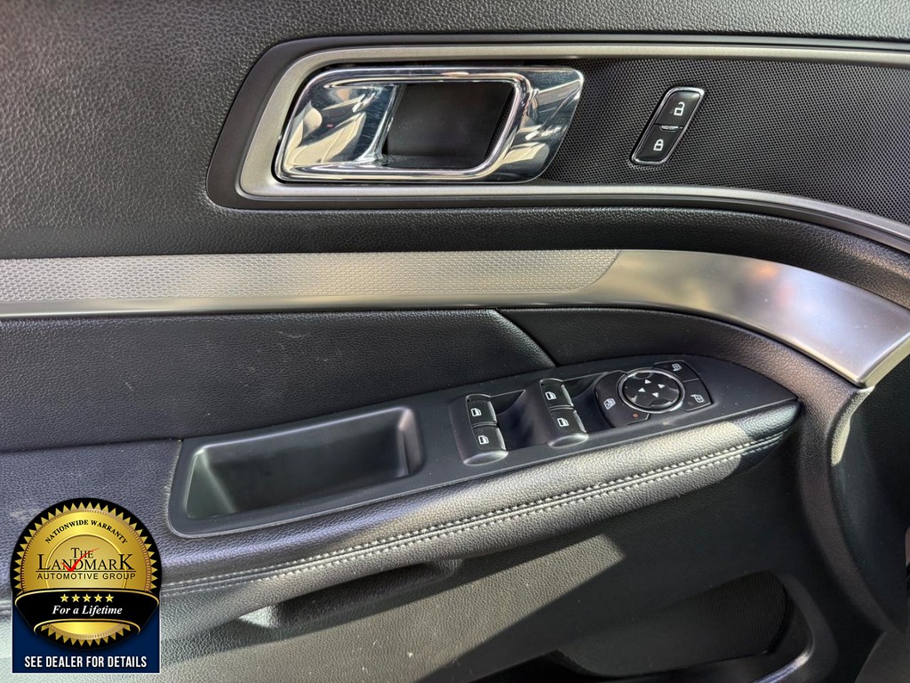 Ford Explorer Vehicle Full-screen Gallery Image 8