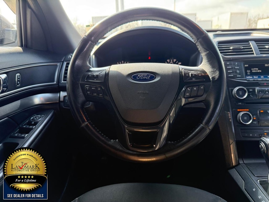 Ford Explorer Vehicle Full-screen Gallery Image 17