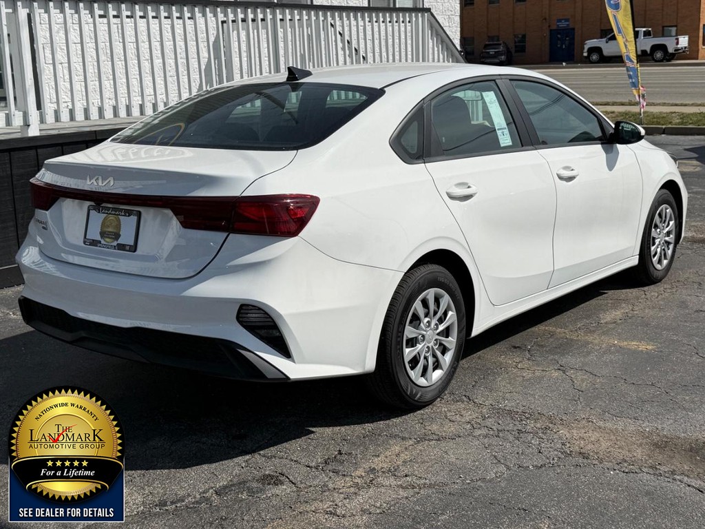 Kia Forte Vehicle Full-screen Gallery Image 5