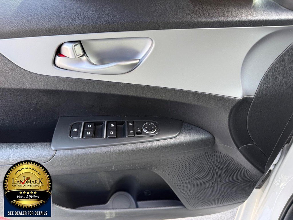 Kia Forte Vehicle Full-screen Gallery Image 8