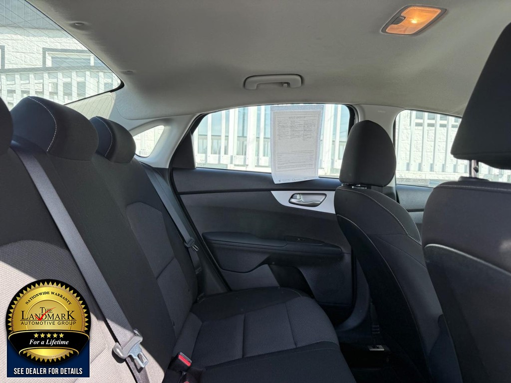 Kia Forte Vehicle Full-screen Gallery Image 14