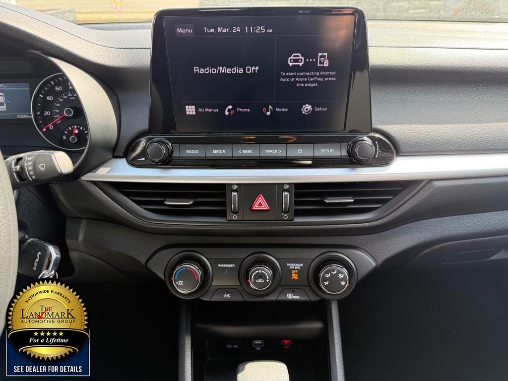 Kia Forte Vehicle Full-screen Gallery Image 17