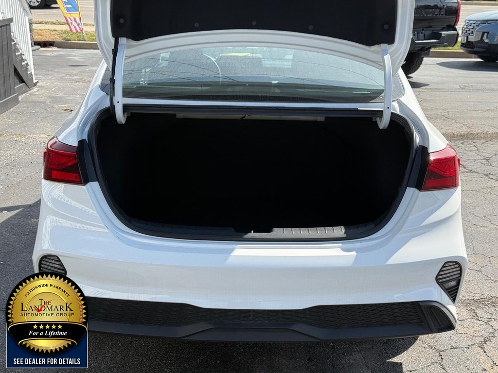 Kia Forte Vehicle Full-screen Gallery Image 18