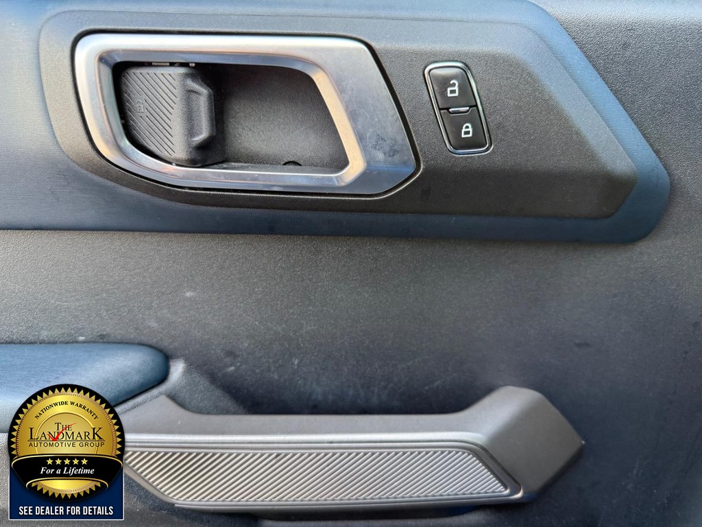 Ford Bronco Vehicle Full-screen Gallery Image 08