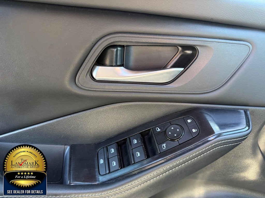 Nissan Rogue Vehicle Full-screen Gallery Image 8