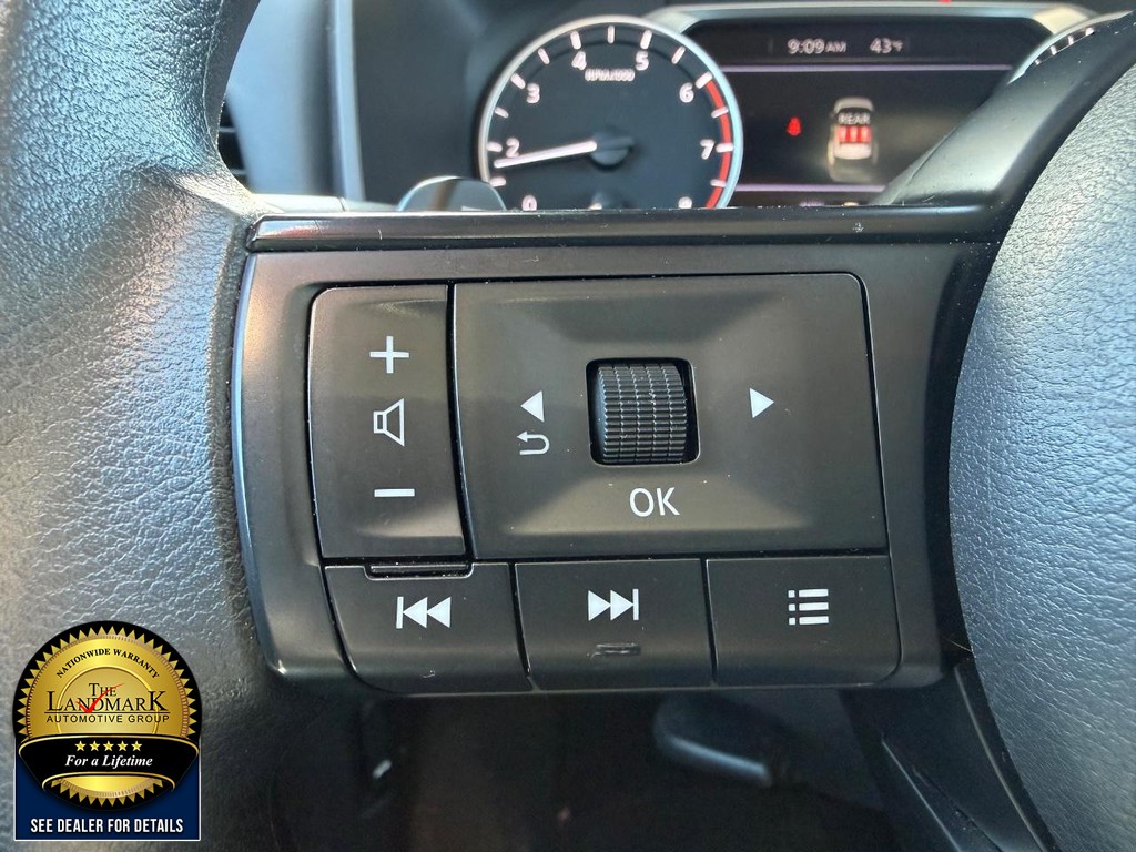 Nissan Rogue Vehicle Full-screen Gallery Image 10