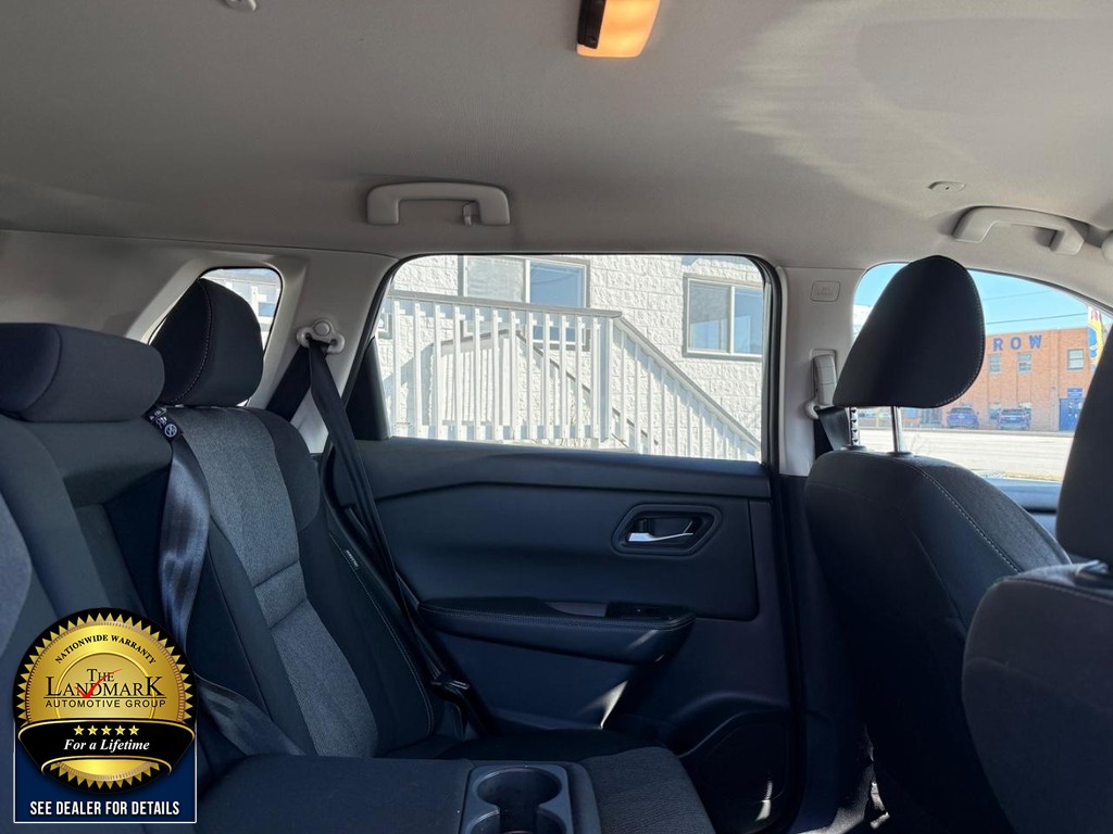 Nissan Rogue Vehicle Full-screen Gallery Image 14