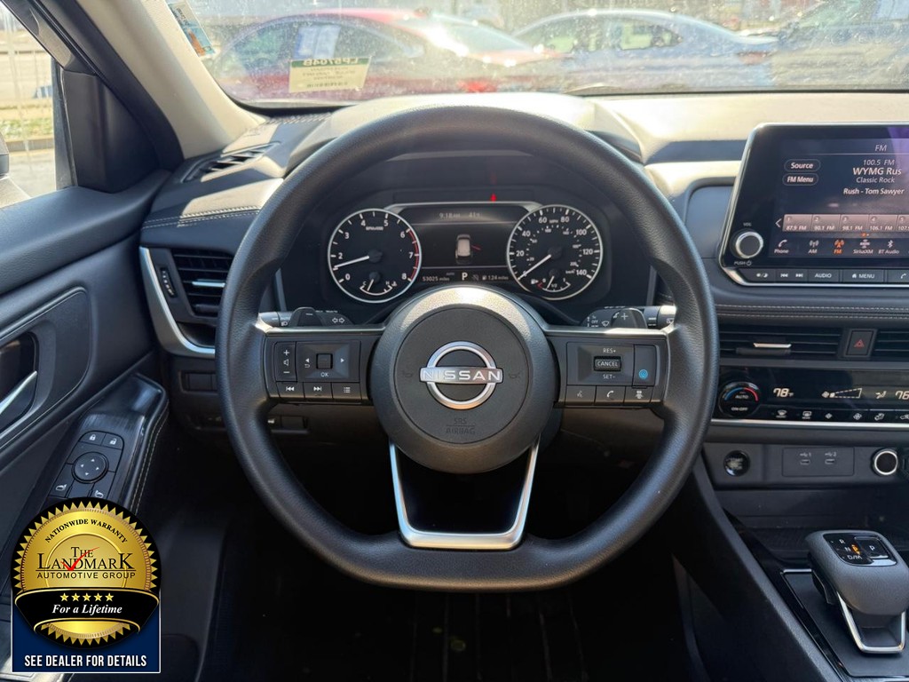 Nissan Rogue Vehicle Full-screen Gallery Image 16