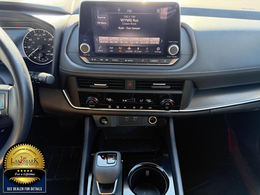 Nissan Rogue Vehicle Full-screen Gallery Image 17