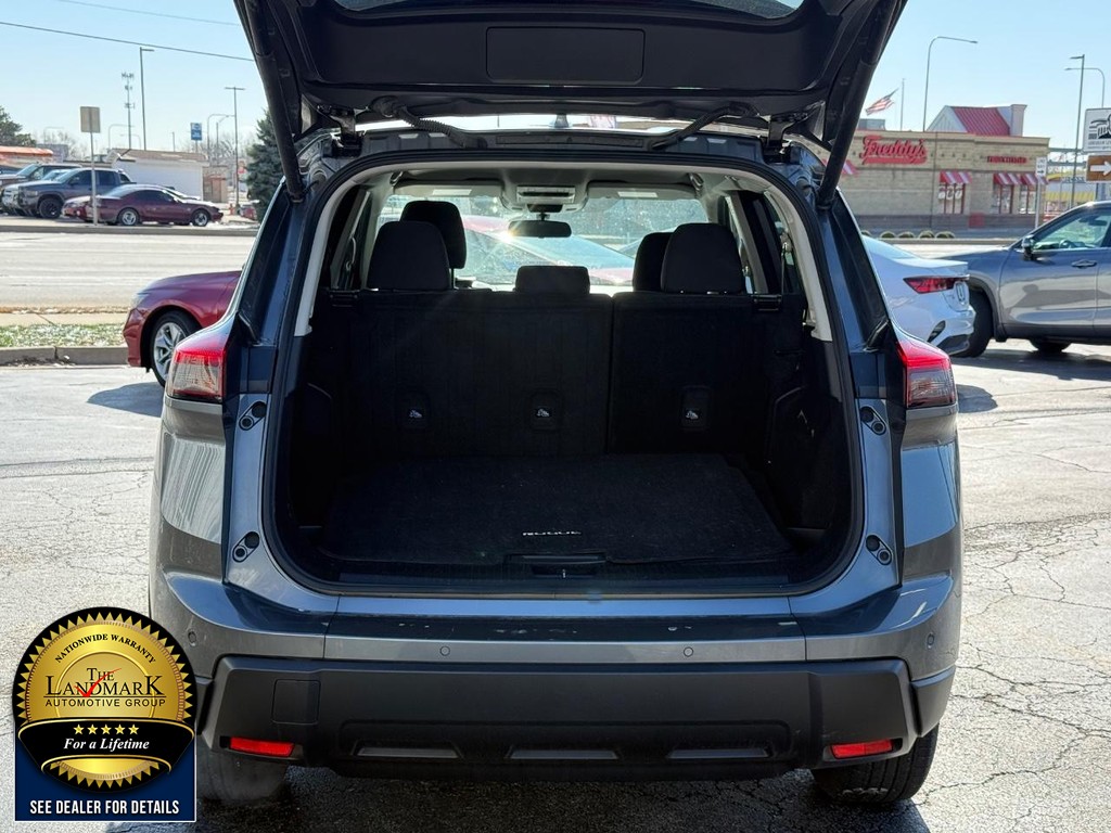 Nissan Rogue Vehicle Full-screen Gallery Image 18