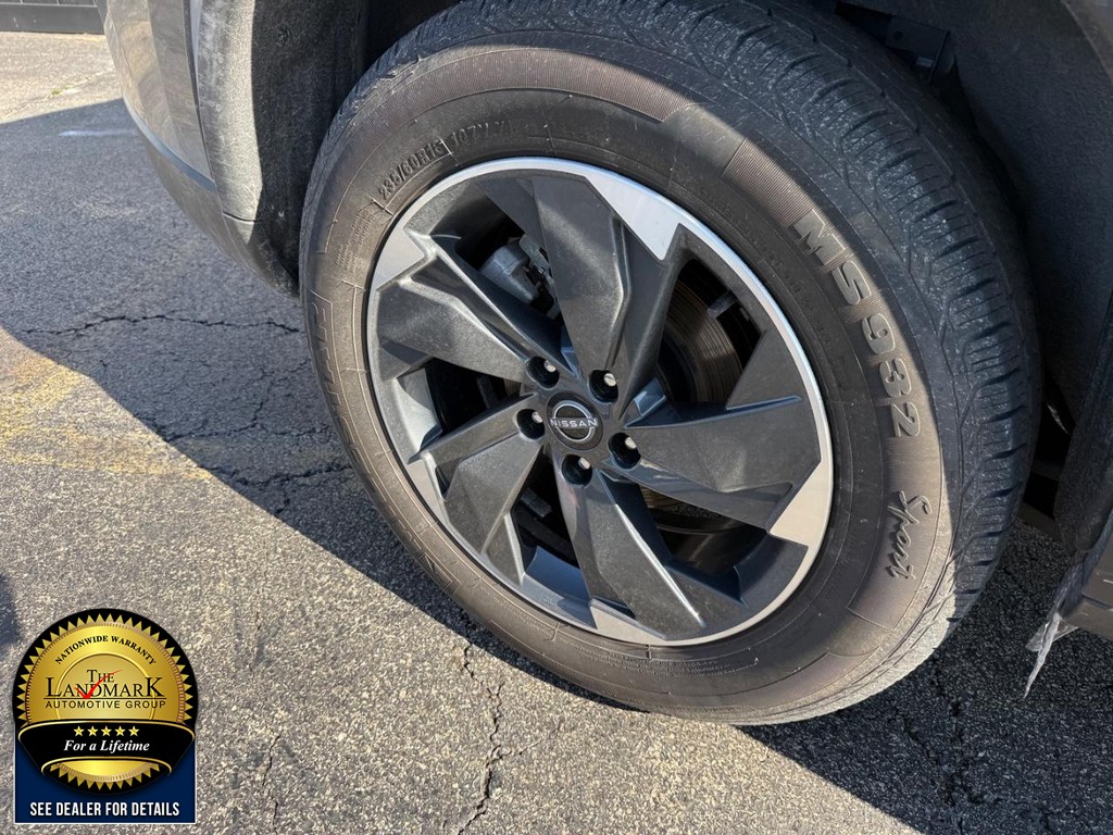 Nissan Rogue Vehicle Full-screen Gallery Image 19