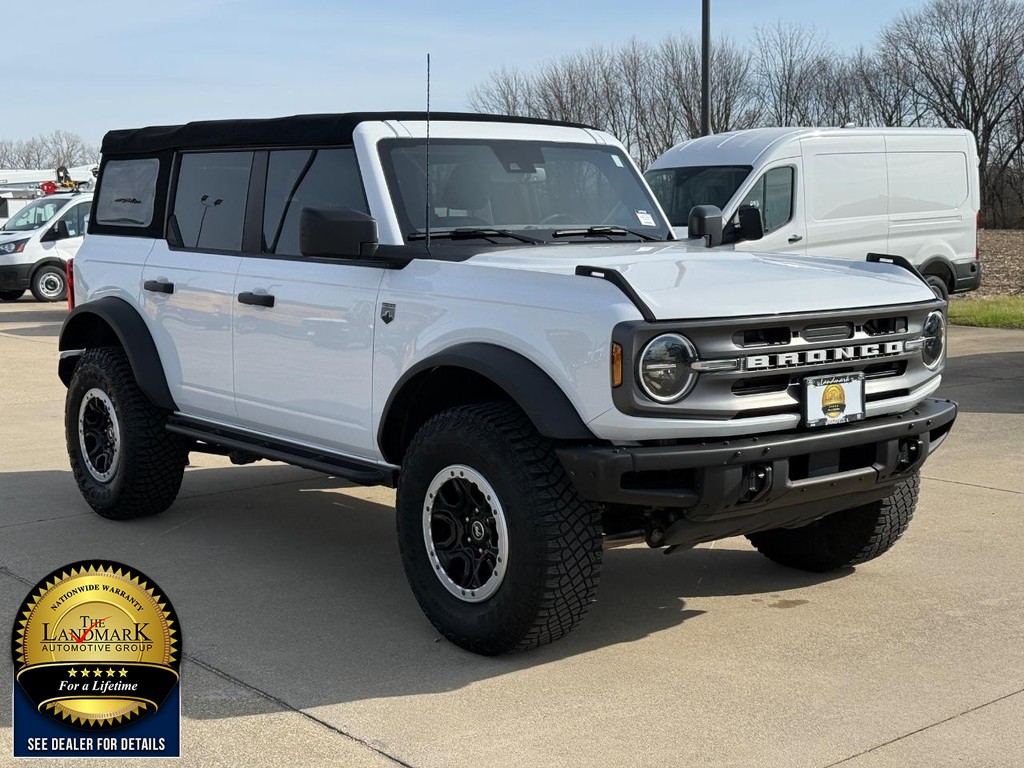 Ford Bronco Vehicle Full-screen Gallery Image 03