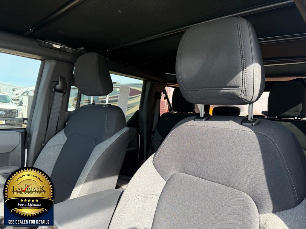 Ford Bronco Vehicle Full-screen Gallery Image 09