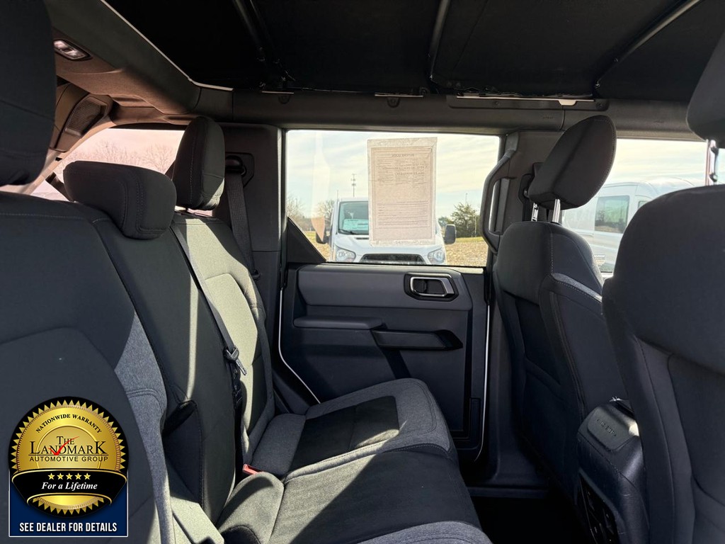 Ford Bronco Vehicle Full-screen Gallery Image 16