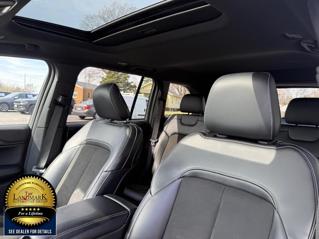 Jeep Grand Cherokee Vehicle Full-screen Gallery Image 9