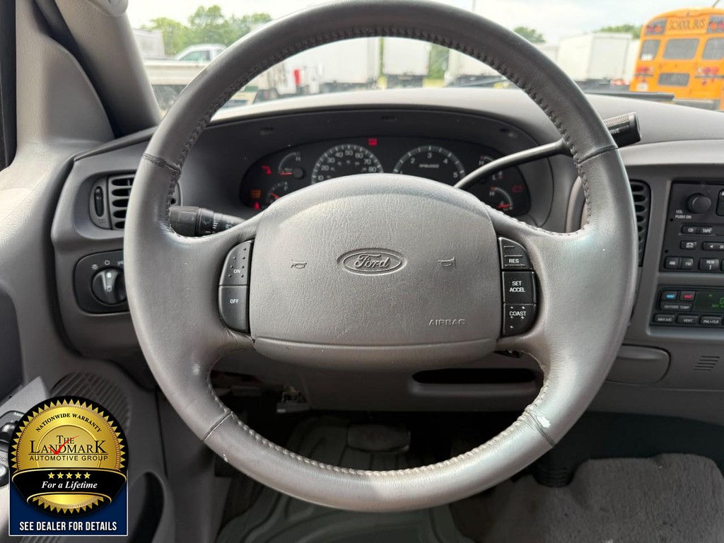 Ford F-150 Vehicle Full-screen Gallery Image 16
