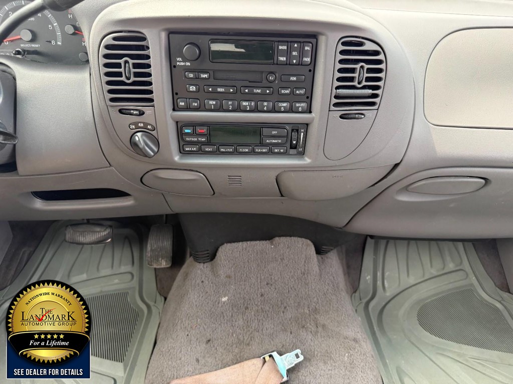 Ford F-150 Vehicle Full-screen Gallery Image 17