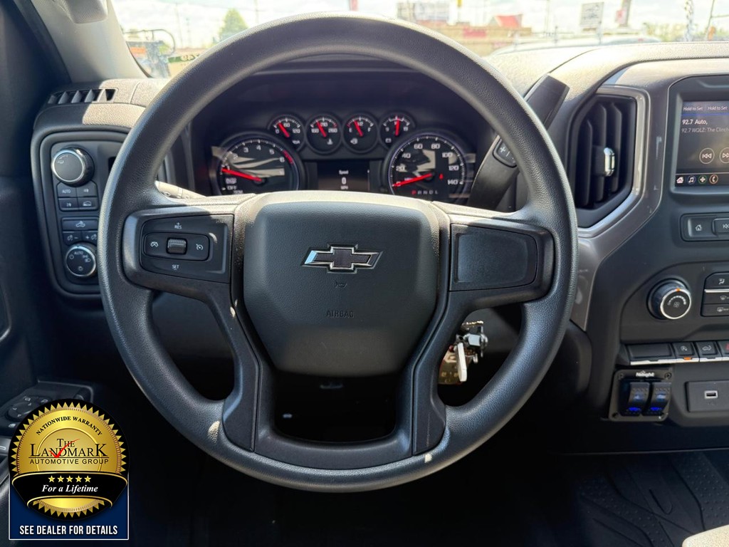 Chevrolet Silverado 1500 Vehicle Full-screen Gallery Image 16