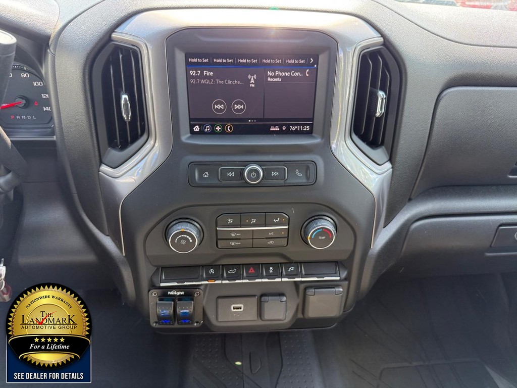 Chevrolet Silverado 1500 Vehicle Full-screen Gallery Image 17