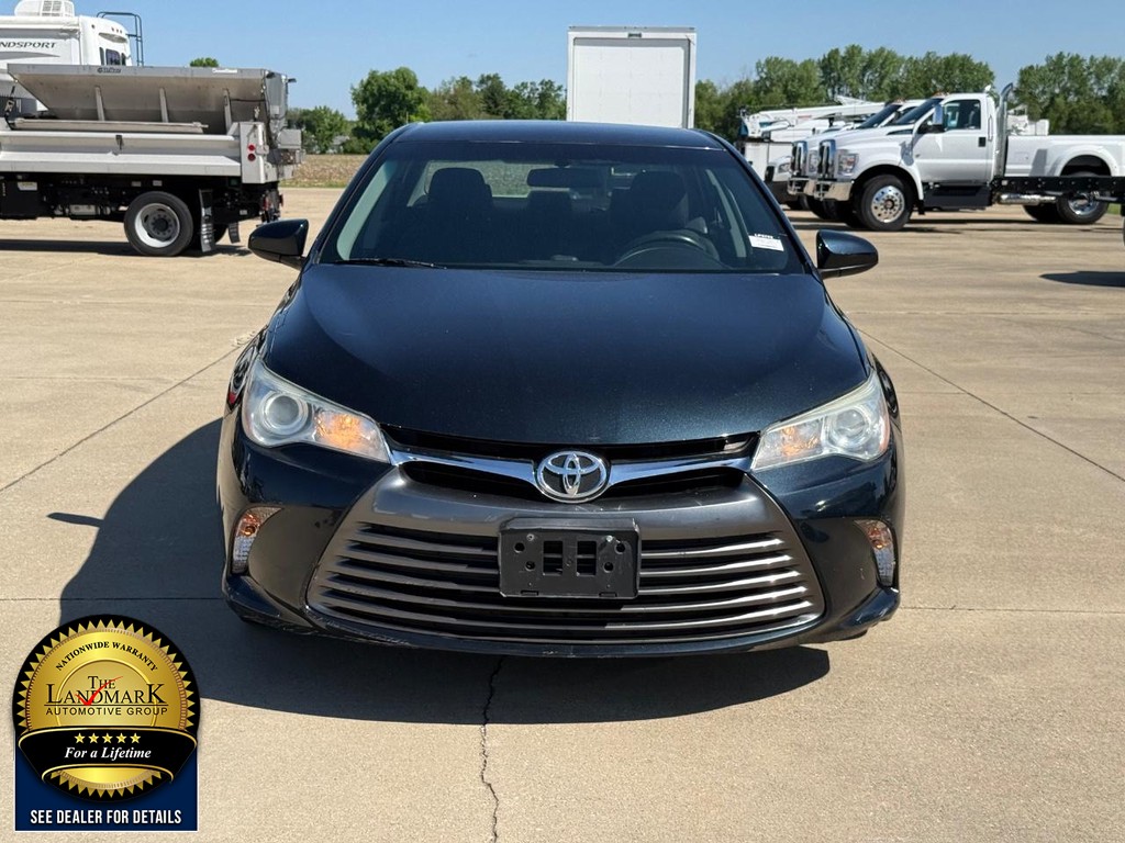 Toyota Camry Vehicle Full-screen Gallery Image 2