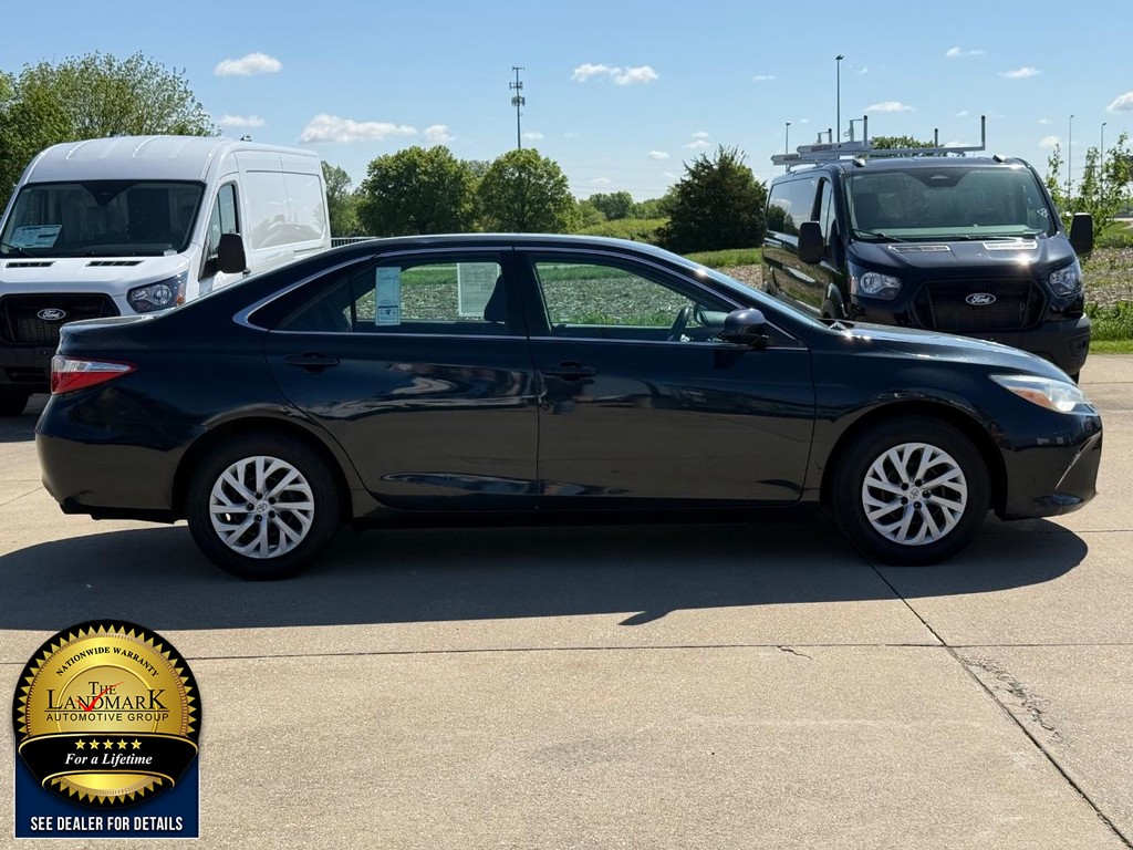 Toyota Camry Vehicle Full-screen Gallery Image 4