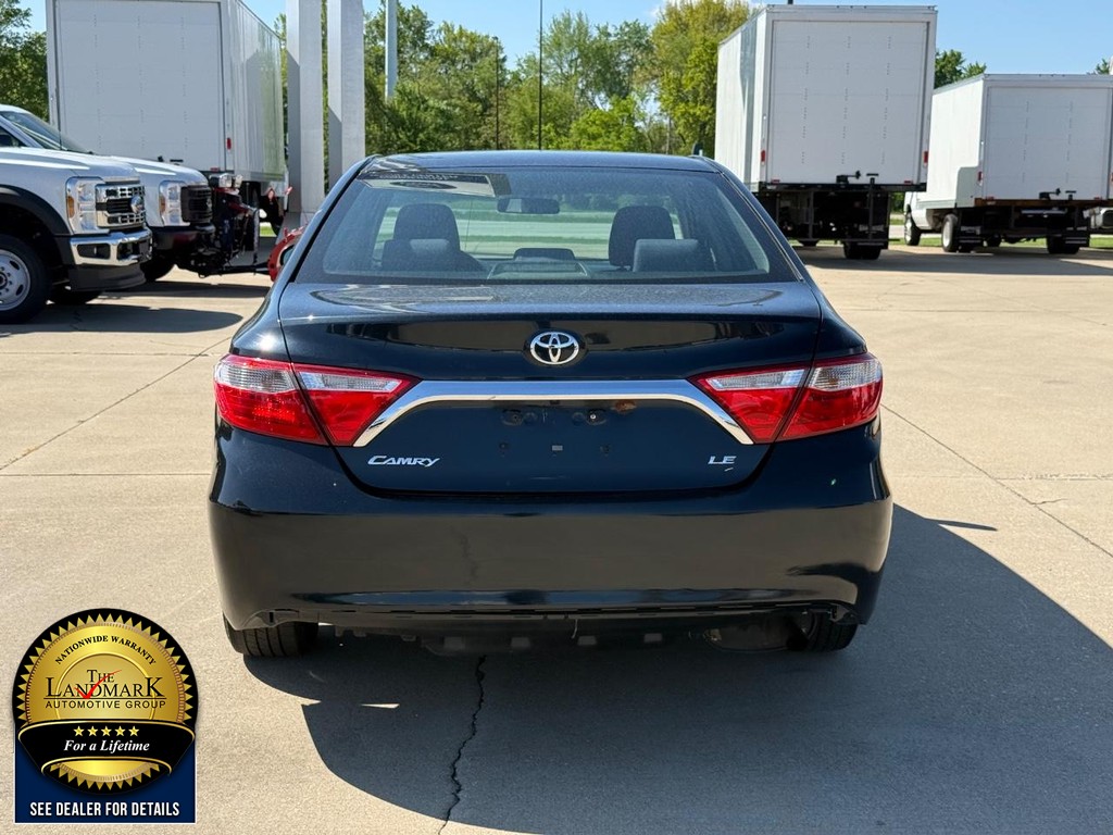 Toyota Camry Vehicle Full-screen Gallery Image 6