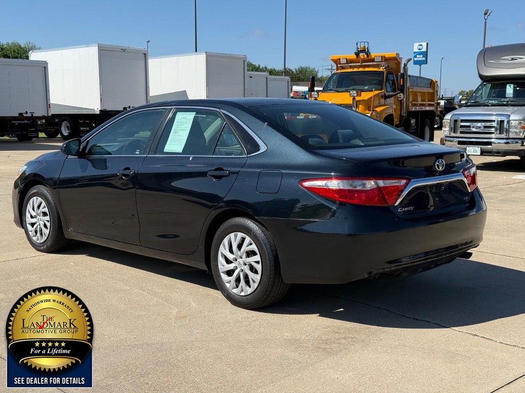 Toyota Camry Vehicle Full-screen Gallery Image 7