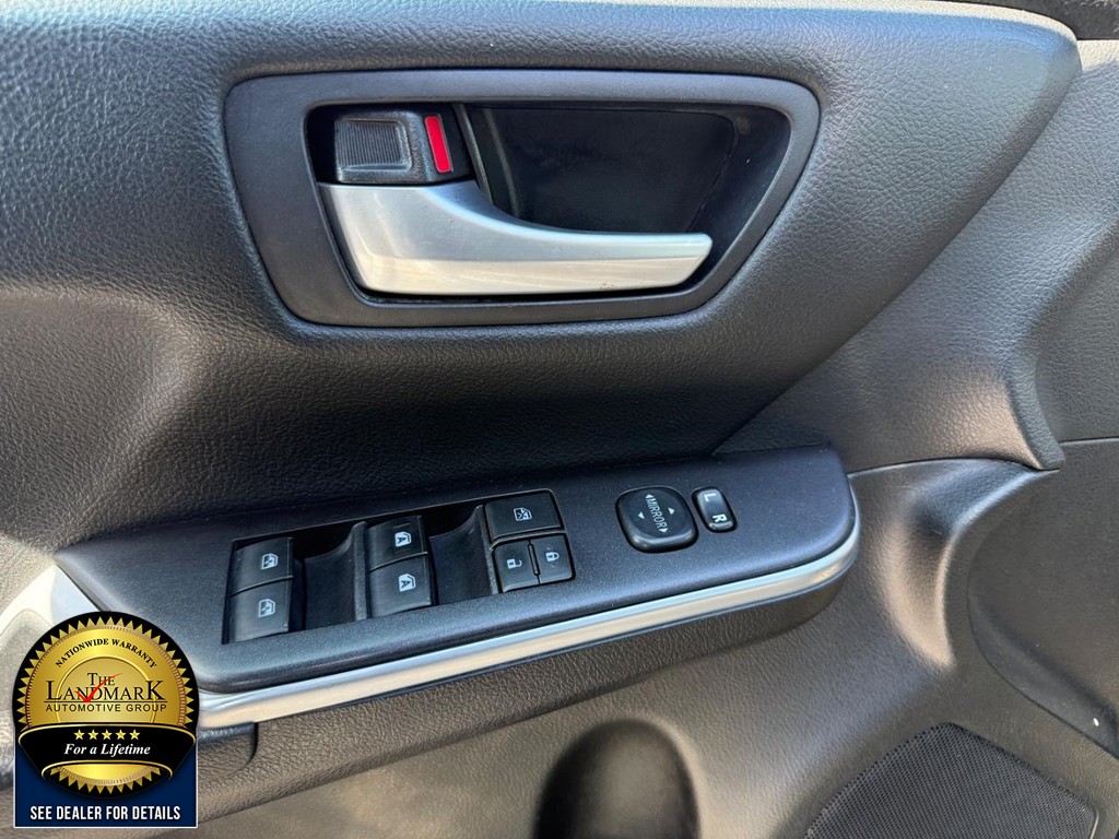 Toyota Camry Vehicle Full-screen Gallery Image 8