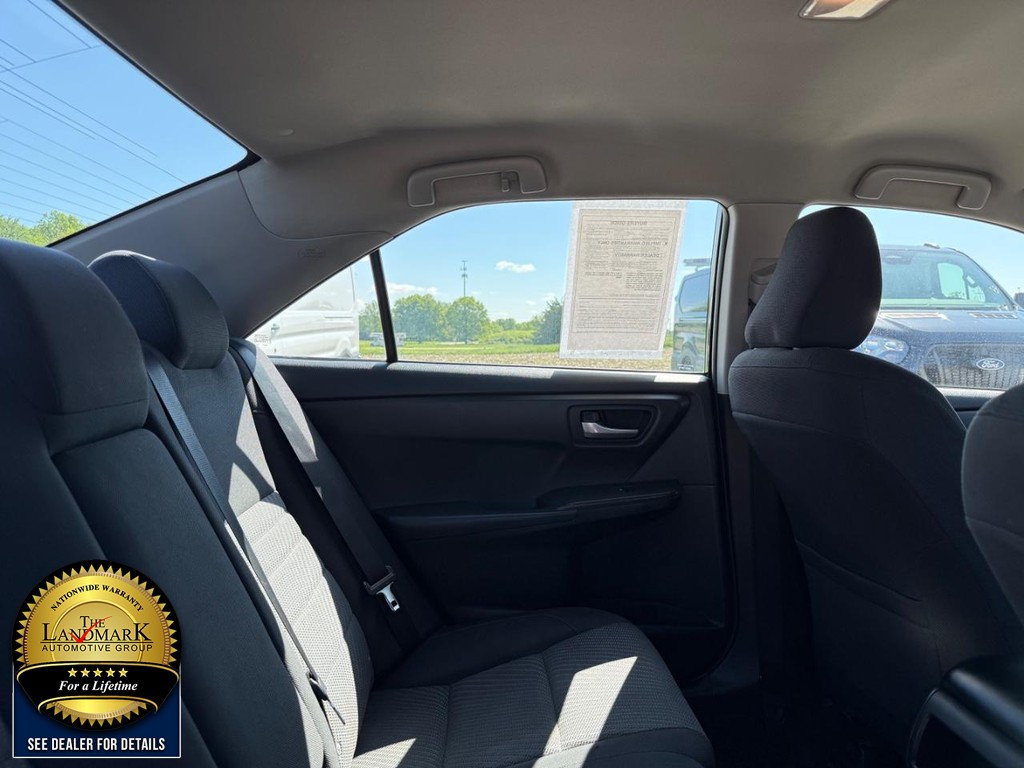 Toyota Camry Vehicle Full-screen Gallery Image 14