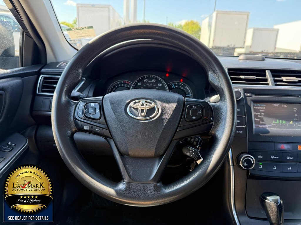 Toyota Camry Vehicle Full-screen Gallery Image 16