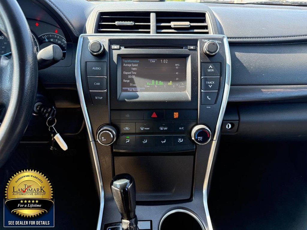 Toyota Camry Vehicle Full-screen Gallery Image 17