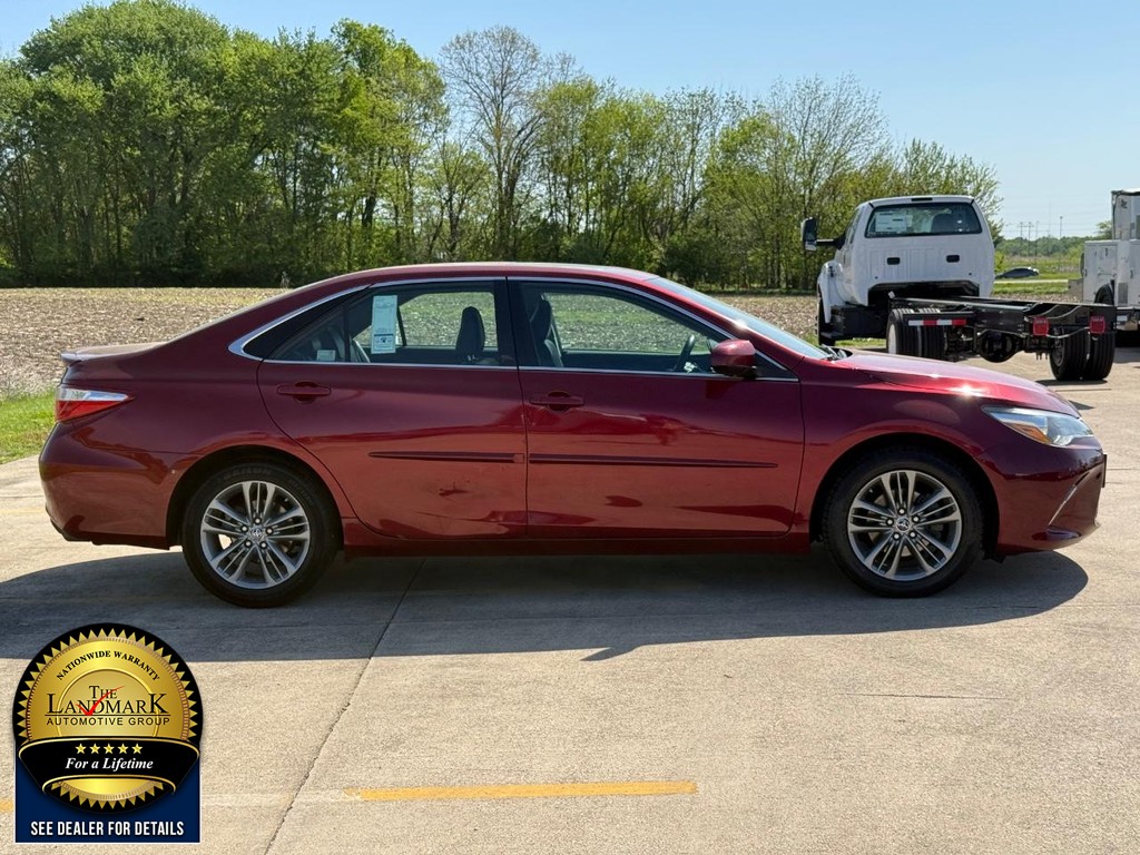 Toyota Camry Vehicle Full-screen Gallery Image 4