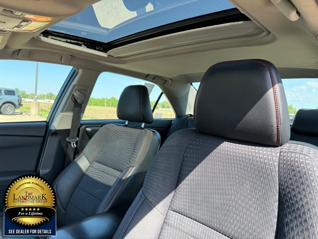 Toyota Camry Vehicle Full-screen Gallery Image 9