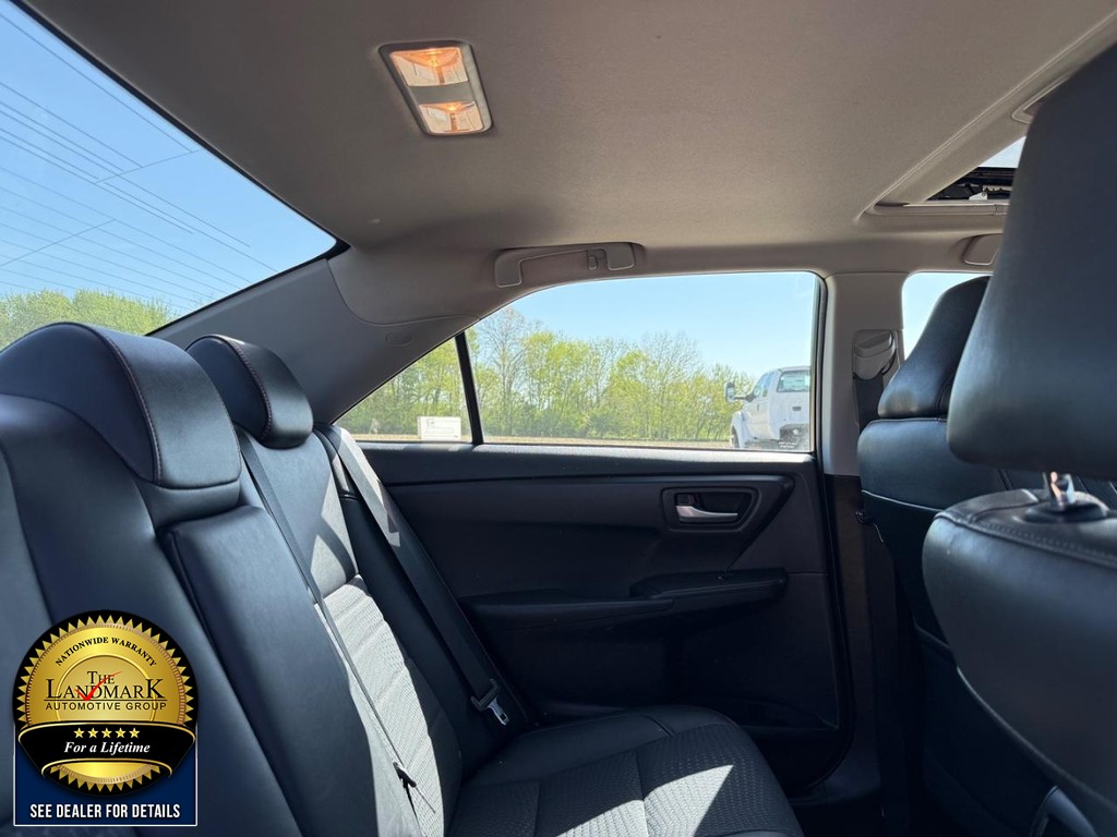 Toyota Camry Vehicle Full-screen Gallery Image 14