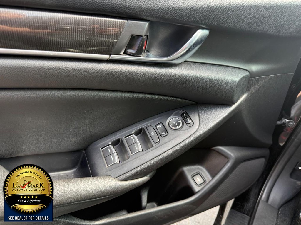 Honda Accord Sedan Vehicle Full-screen Gallery Image 8