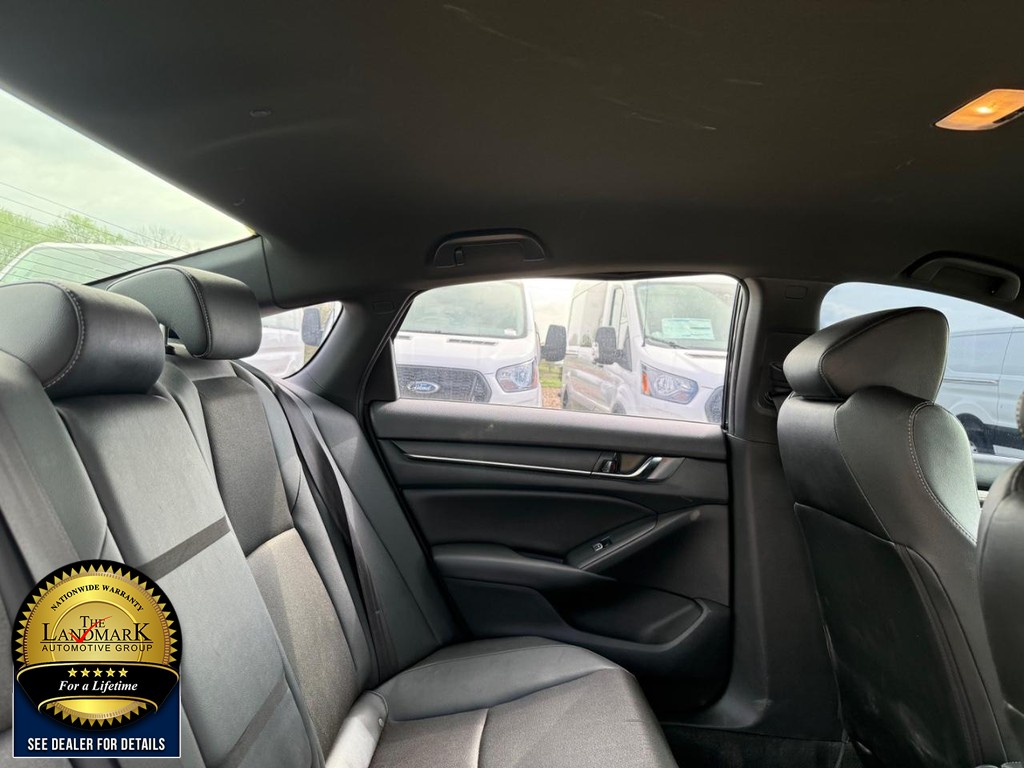 Honda Accord Sedan Vehicle Full-screen Gallery Image 14