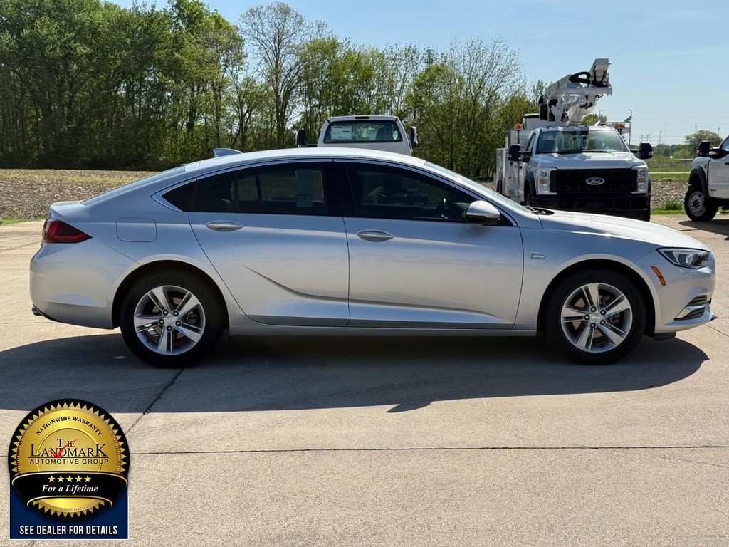 Buick Regal Sportback Vehicle Full-screen Gallery Image 4
