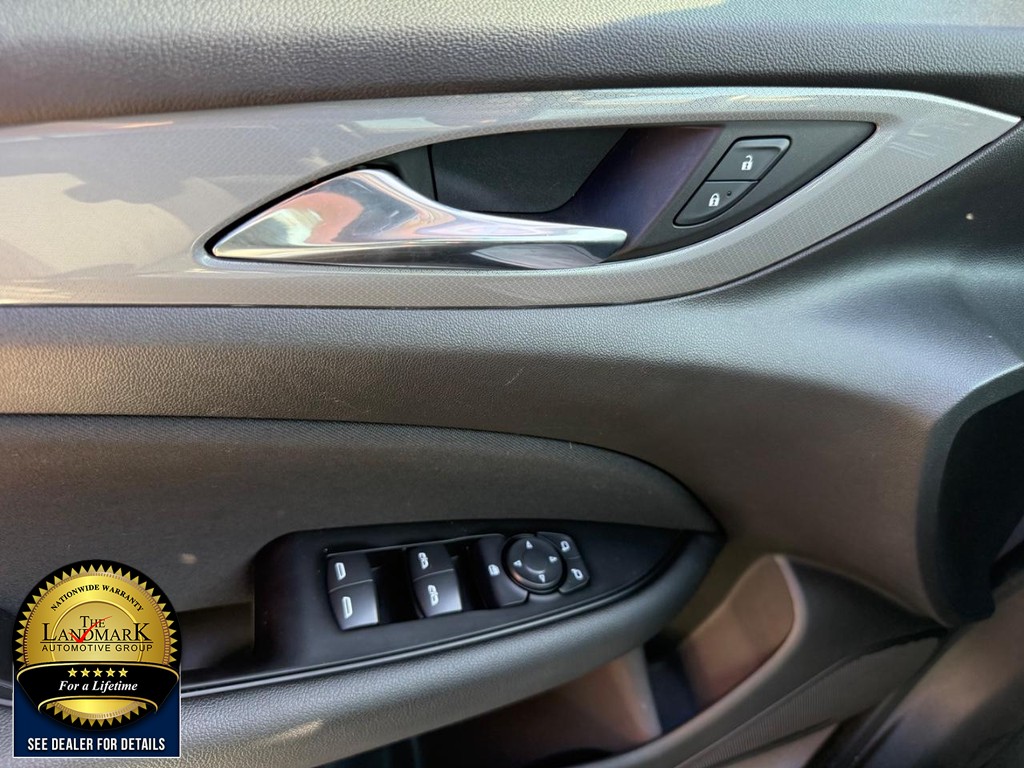 Buick Regal Sportback Vehicle Full-screen Gallery Image 8