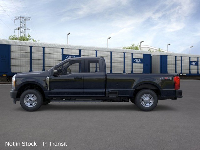 Ford F-350SD Vehicle Full-screen Gallery Image 3