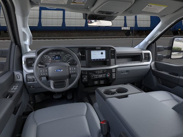 Ford F-350SD Vehicle Full-screen Gallery Image 9
