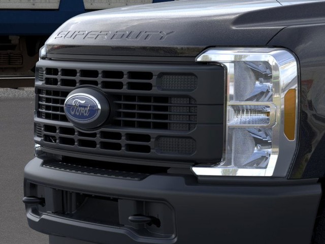 Ford F-350SD Vehicle Full-screen Gallery Image 17