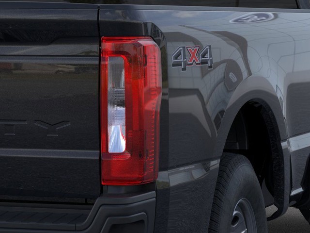Ford F-350SD Vehicle Full-screen Gallery Image 21