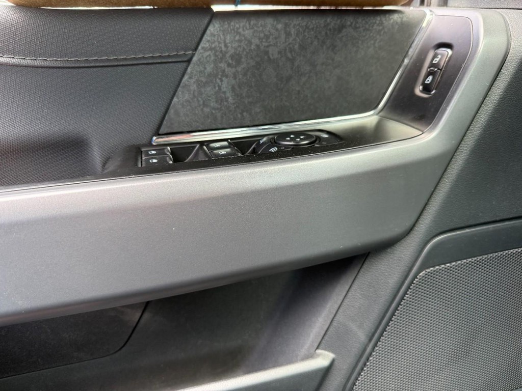 Ford F-150 Vehicle Full-screen Gallery Image 8